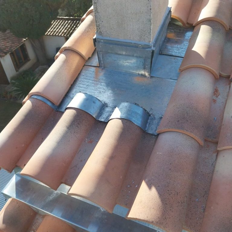 remplacement de gouttières en zinc par nos couvreur de Marseille