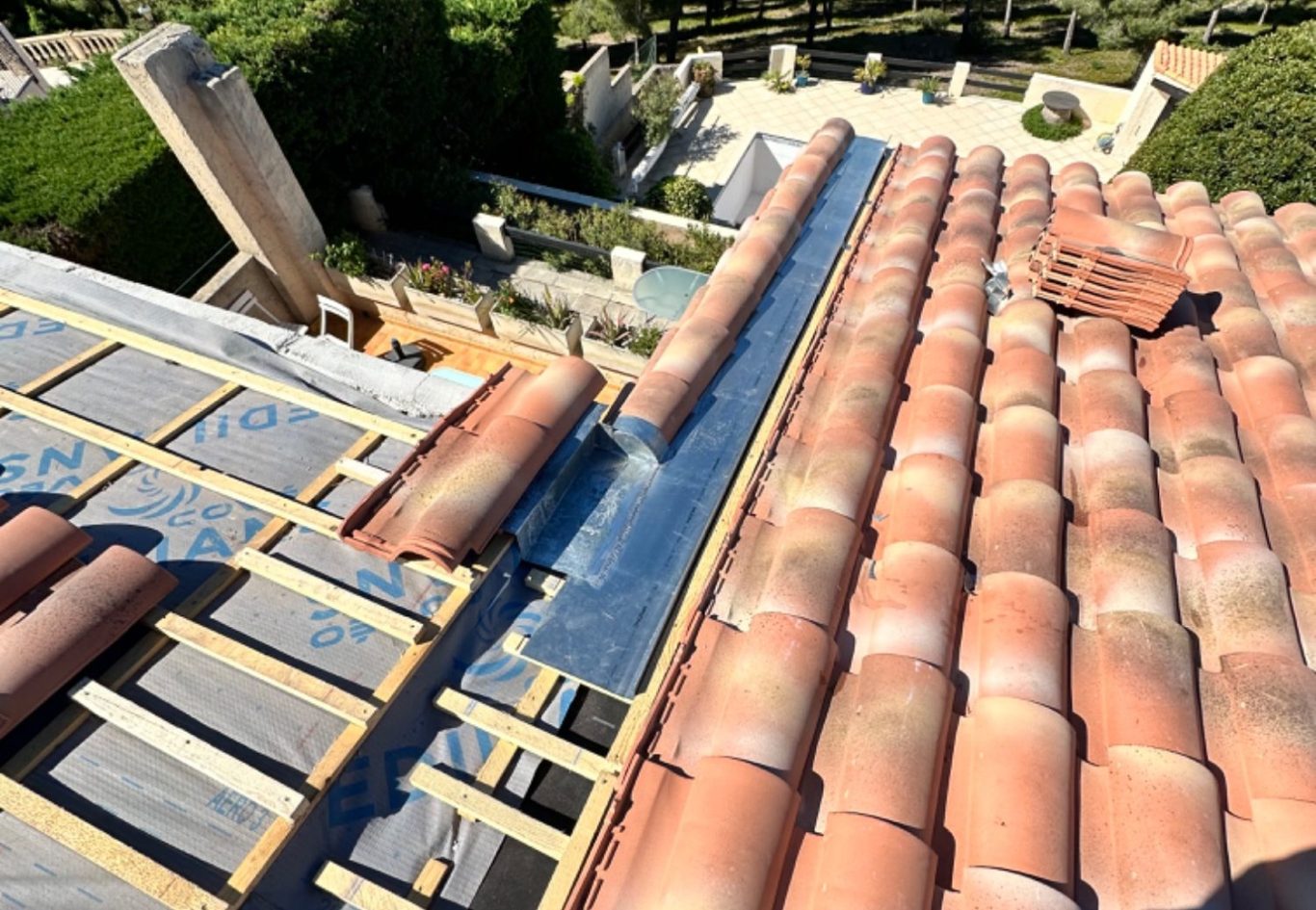 Réfection d’une toiture avec couloir en zinc + écran sous toiture et pose de tuiles mécaniques 