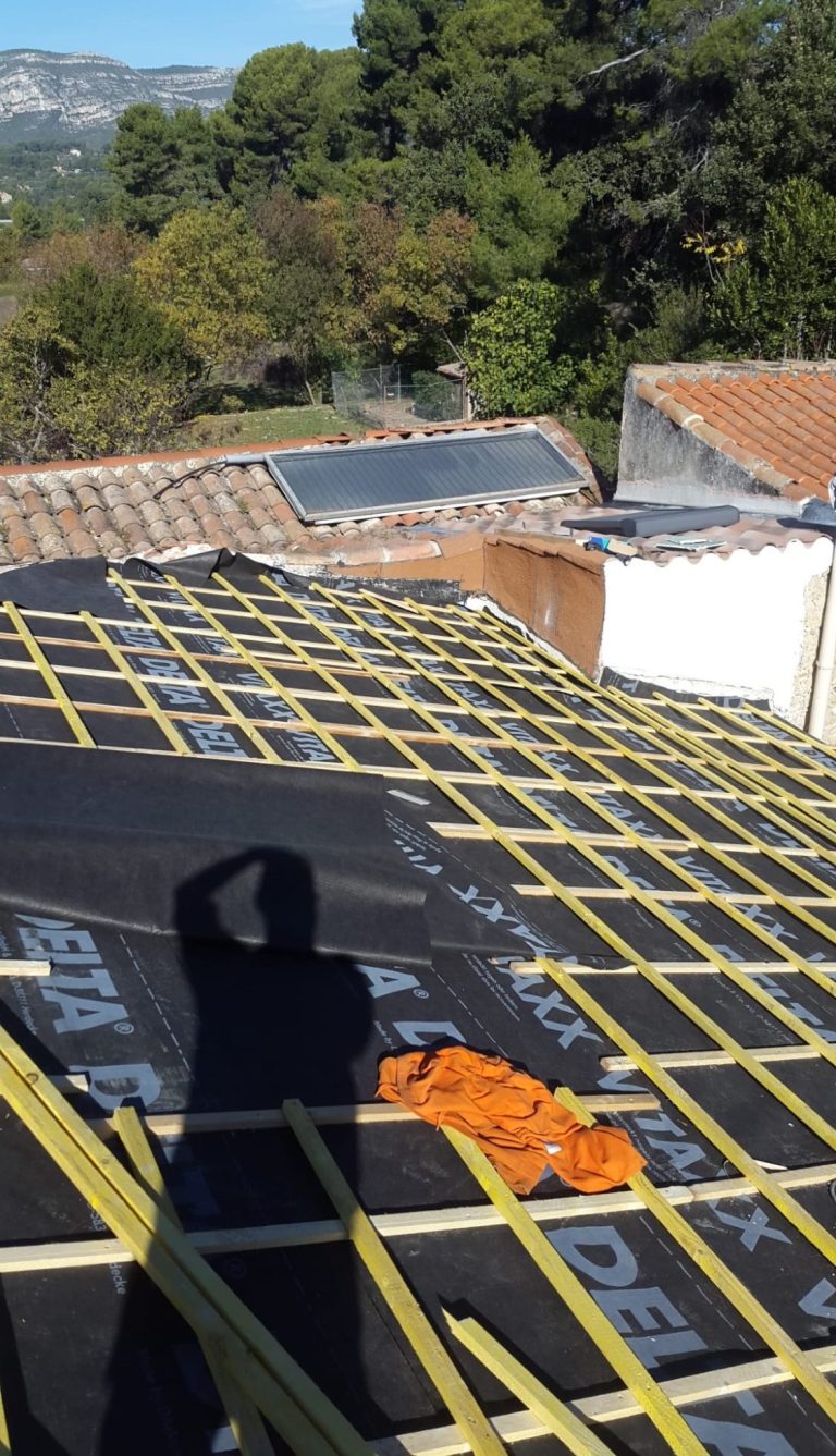 écran sous toiture en cours d’installation + contre lattage et d’un lattage pour tuiles 